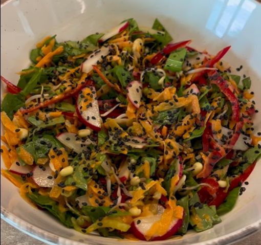 Азиатска салата с фъстъчен дресинг